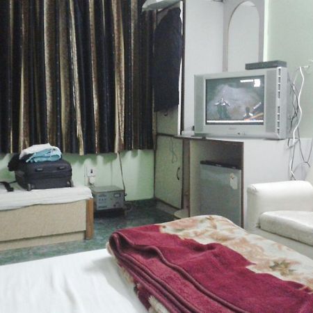 Hotel Woodland Deluxe New Delhi Bagian luar foto