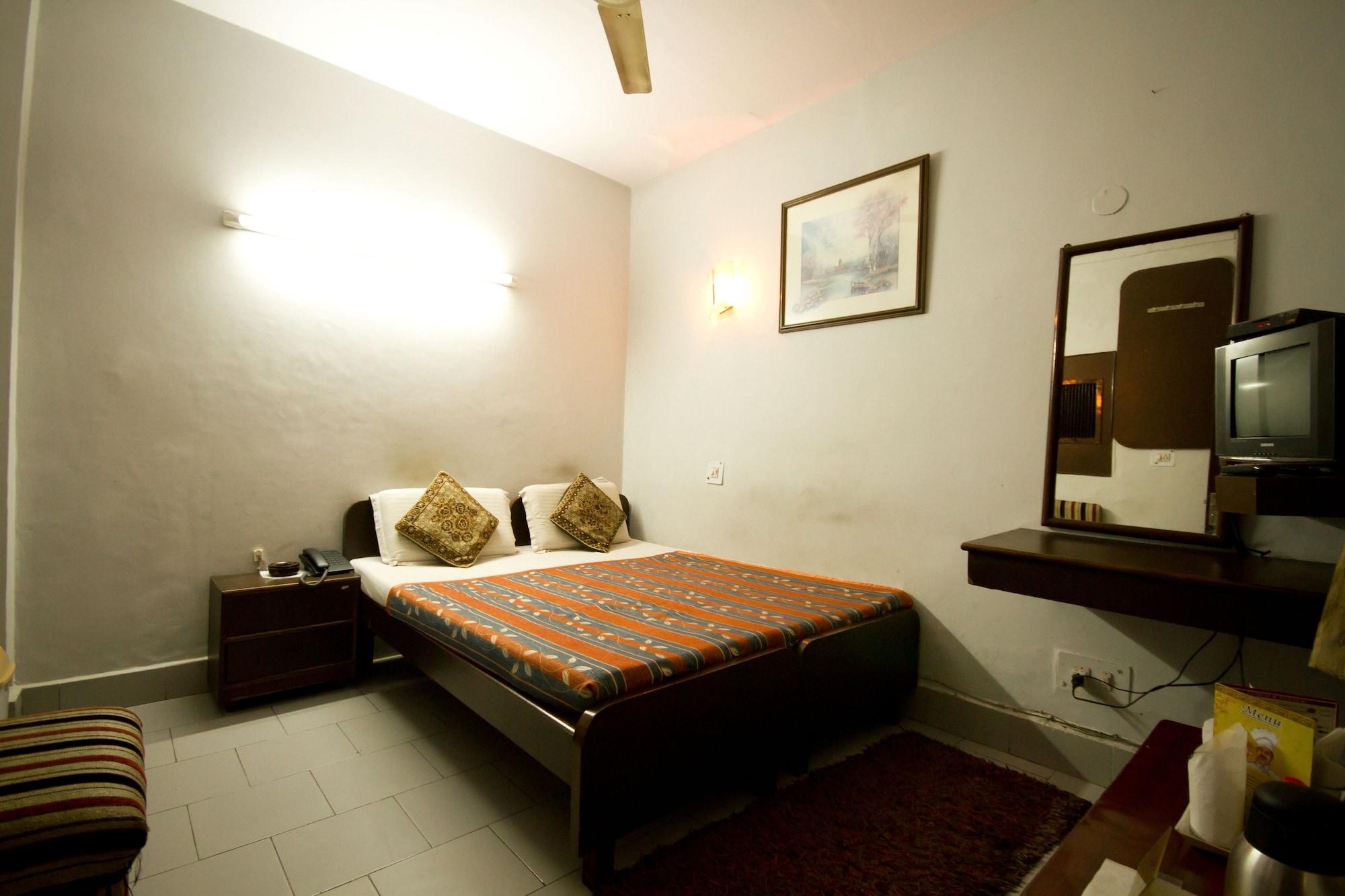 Hotel Woodland Deluxe New Delhi Bagian luar foto
