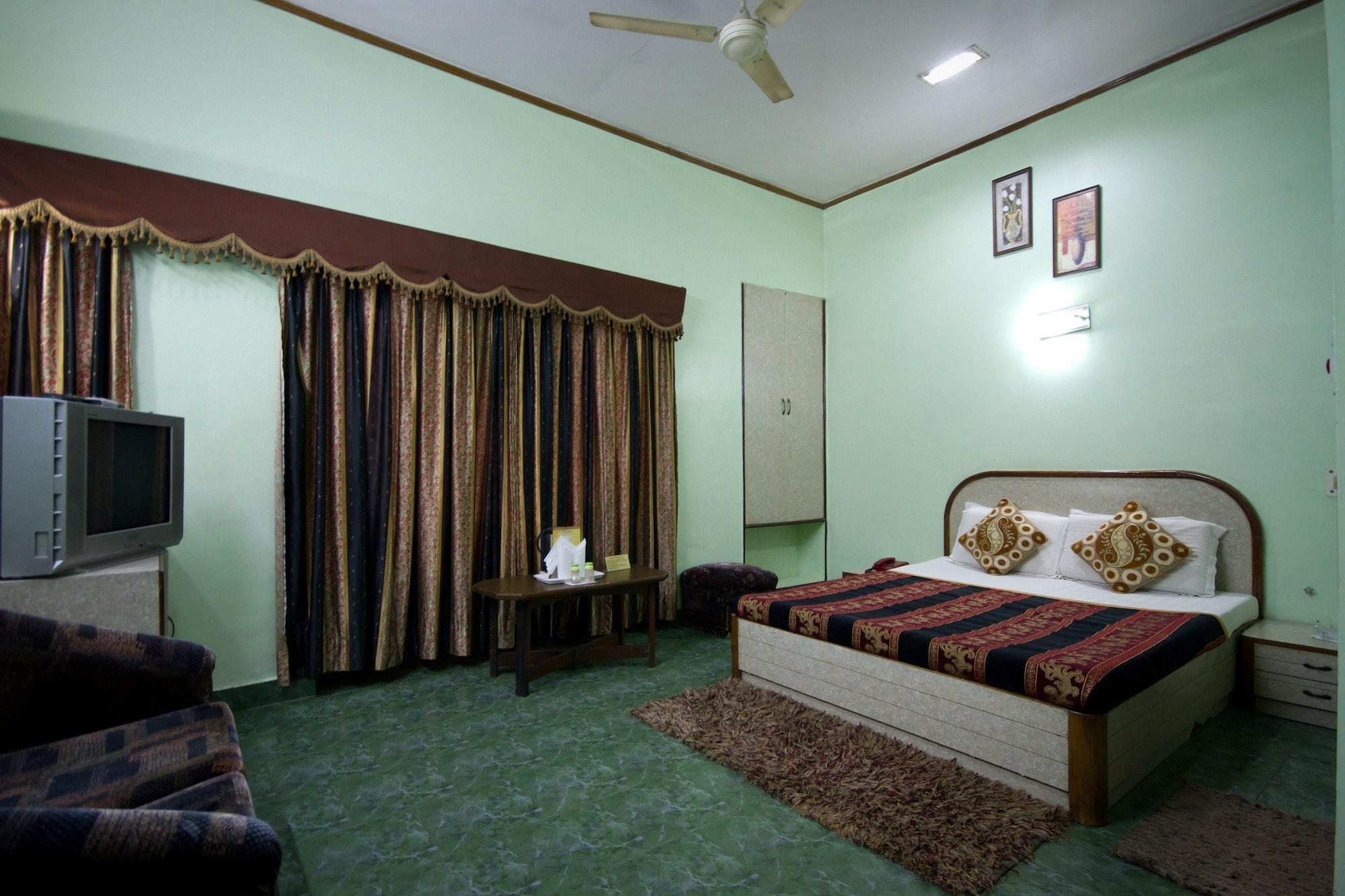 Hotel Woodland Deluxe New Delhi Bagian luar foto