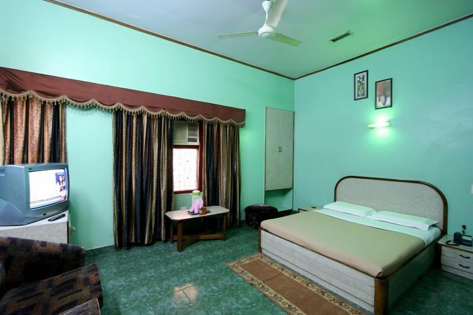 Hotel Woodland Deluxe New Delhi Bagian luar foto