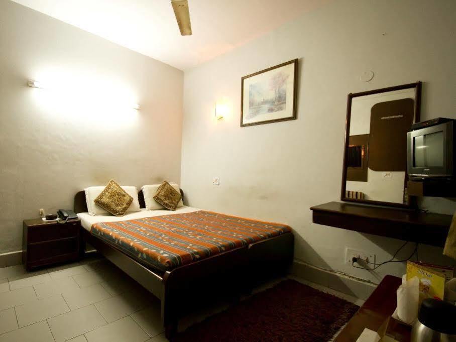 Hotel Woodland Deluxe New Delhi Bagian luar foto