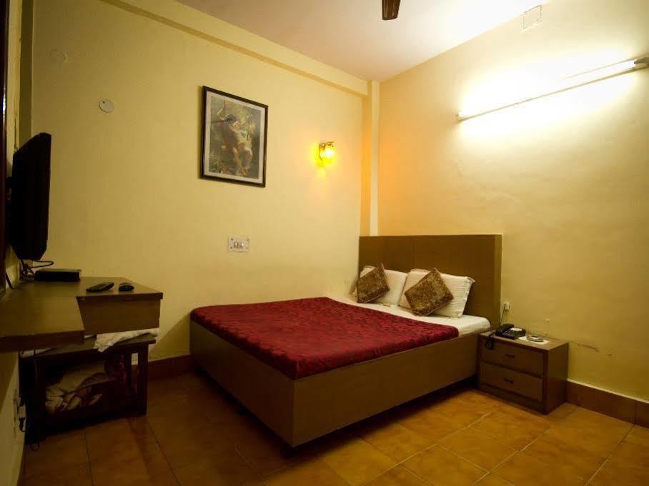 Hotel Woodland Deluxe New Delhi Bagian luar foto