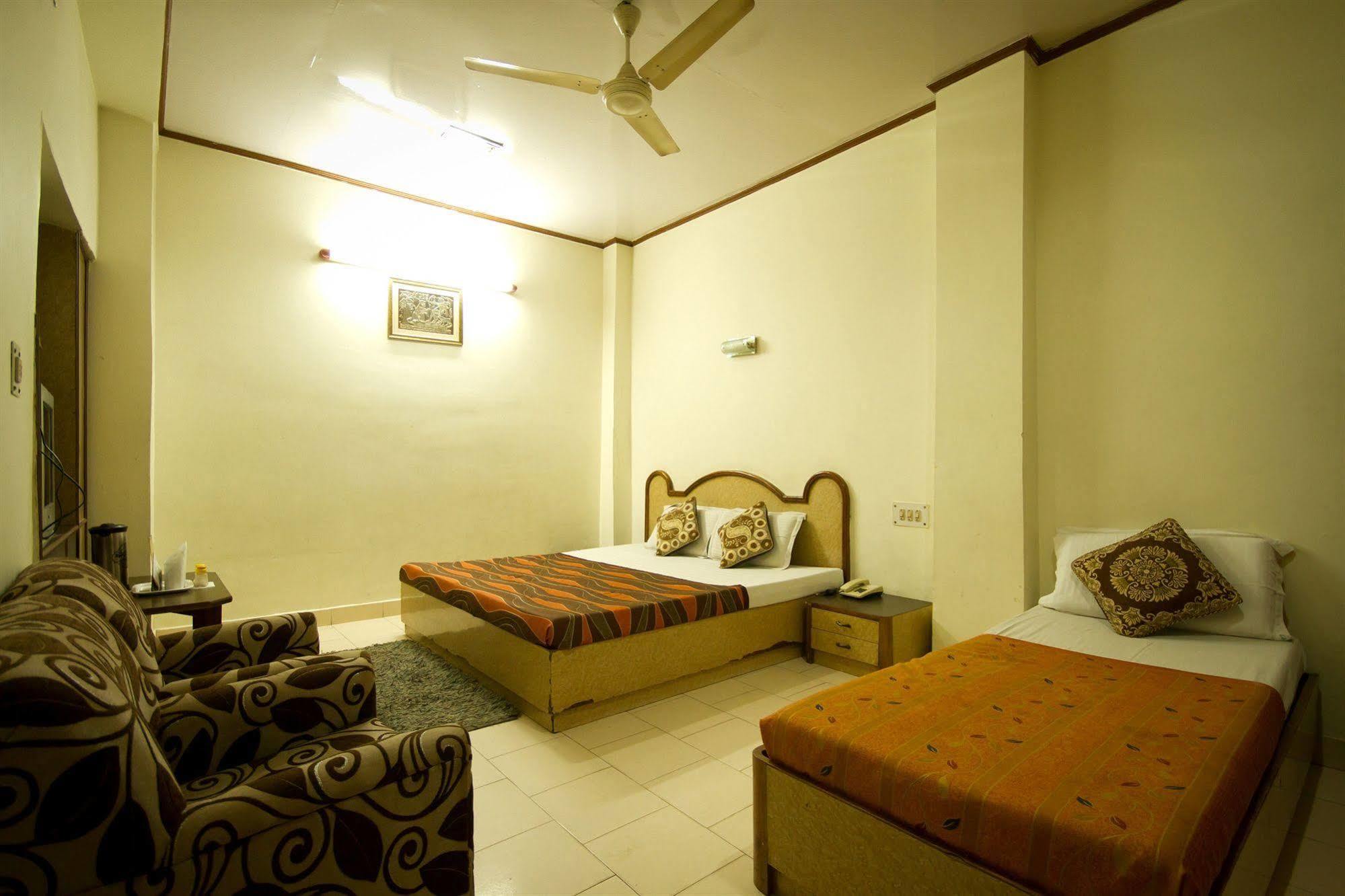 Hotel Woodland Deluxe New Delhi Bagian luar foto