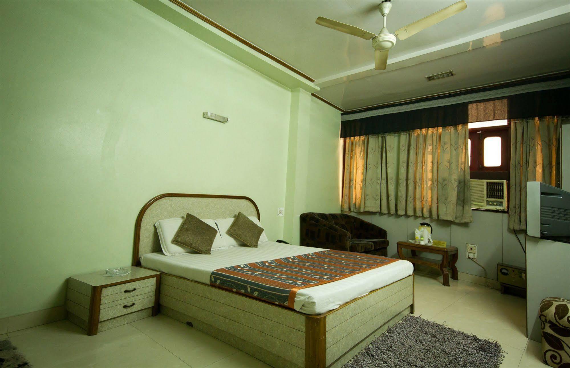 Hotel Woodland Deluxe New Delhi Bagian luar foto